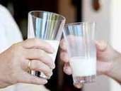 Calcium ist gut für die Knochen - der Mineralstoff steckt zum Beispiel in Milch drin. Foto: Silvia Marks/dpa-tmn Calcium ist gut für die Knochen - der Mineralstoff steckt zum Beispiel in Milch drin. Foto: Silvia Marks/dpa-tmn