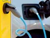 Autos mit Plug-in-Hybridtechnik kombinieren einen herkömmlichen Verbrennungsmotor mit einer E-Maschine und einem Akku. Foto: Patrick Pleul/dpa-Zentralbild/dpa-tmn Autos mit Plug-in-Hybridtechnik kombinieren einen herkömmlichen Verbrennungsmotor mit einer E-Maschine und einem Akku. Foto: Patrick Pleul/dpa-Zentralbild/dpa-tmn