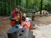 Ein Kind spielt auf dem Spielplatz im Grinderwald. Ein Kind spielt auf dem Spielplatz im Grinderwald.