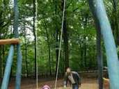 Ein Kind spielt auf dem Spielplatz im Grinderwald. Ein Kind spielt auf dem Spielplatz im Grinderwald.
