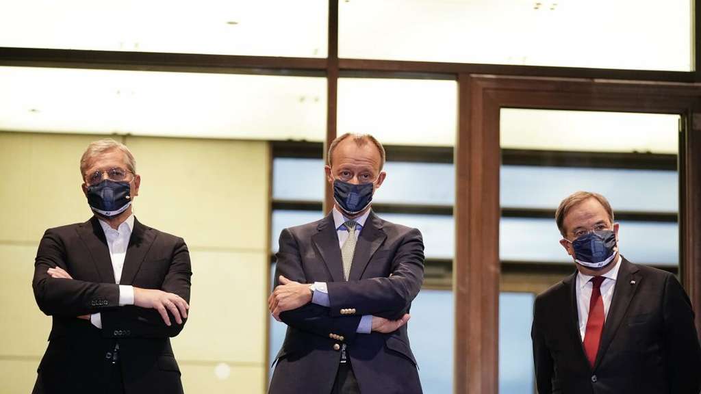 Laschet, Merz und Röttgen nebeneinander mit Masken und verschränkten Armen Laschet, Merz und Röttgen nebeneinander mit Masken und verschränkten Armen