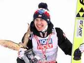 Vierschanzentournee: Kamil Stoch hält den Goldenen Adler in den Händen und feiert seinen Sieg bei der Vierschanzentournee. Vierschanzentournee: Kamil Stoch hält den Goldenen Adler in den Händen und feiert seinen Sieg bei der Vierschanzentournee.