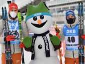 Biathlon in Oberhof: Arnd Peiffer (links) und Erik Lesser (rechts) mit dem Oberhof-Maskottchen „Flocke“ nach dem Sprint am Mittwoch. Biathlon in Oberhof: Arnd Peiffer (links) und Erik Lesser (rechts) mit dem Oberhof-Maskottchen „Flocke“ nach dem Sprint am Mittwoch.