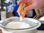 Symbolbild zum Thema Kuchen backen: Backpulver wird zum Mehl in einem Sieb in einer Rührschüssel gegeben. Symbolbild zum Thema Kuchen backen: Backpulver wird zum Mehl in einem Sieb in einer Rührschüssel gegeben.