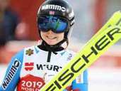 Skispringen: Maren Lundby aus Norwegen holt den Titel von der Großschanze. Skispringen: Maren Lundby aus Norwegen holt den Titel von der Großschanze.