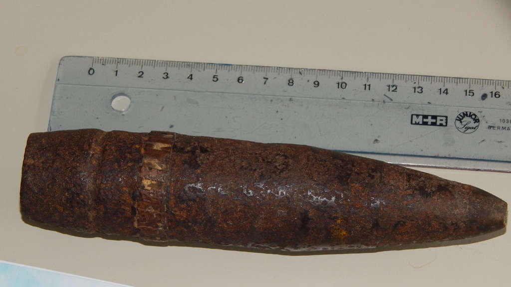 Im Emsland bringt ein Junge eine Granate aus dem Zweiten Weltkrieg mit