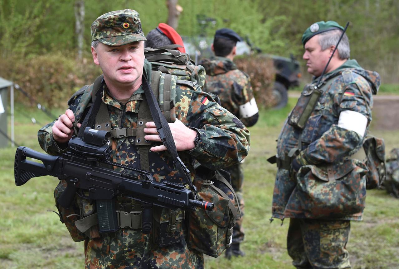 Führungskräfte machen Praktikum bei der Bundeswehr in NienburgLangendamm Nienburg