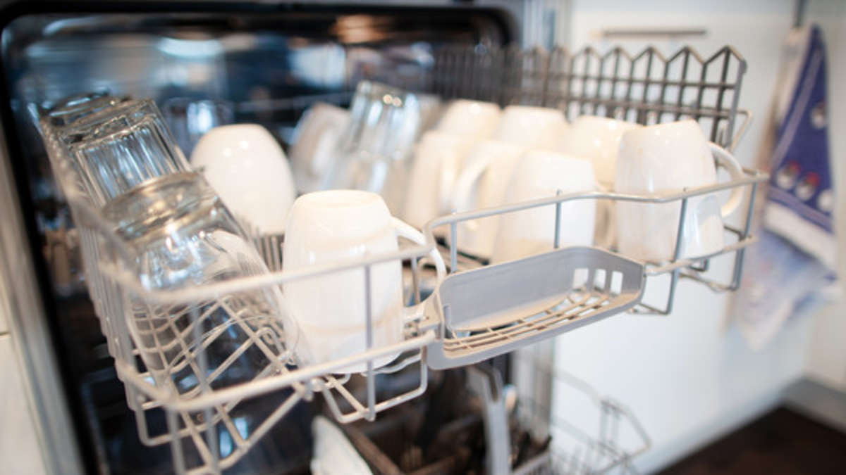 Spülmaschine einräumen: Muss das Besteck mit Griff nach oben hinein
