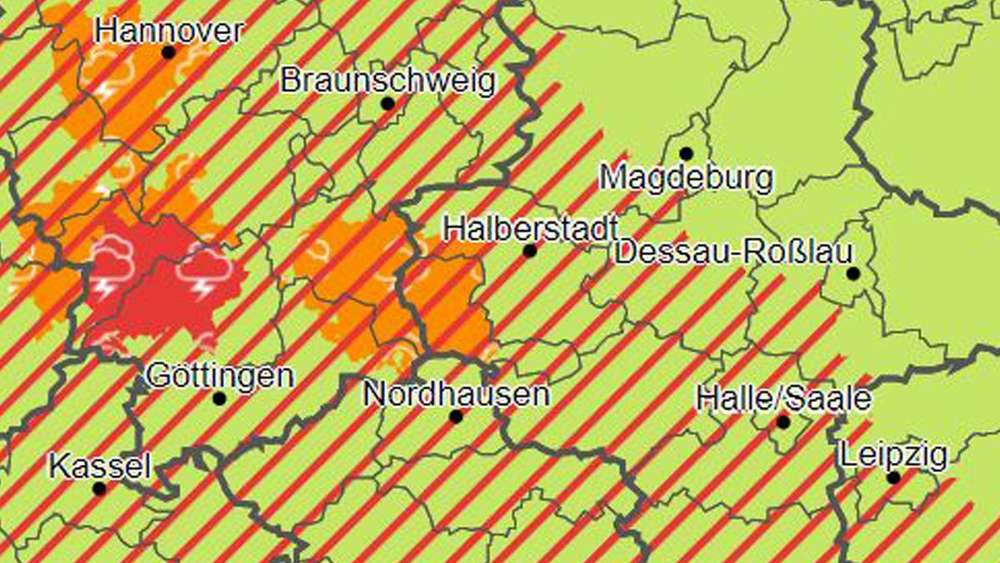 Unwetter-Warnung: Starkregen-Schneise überrollt Deutschland - Mädchen
